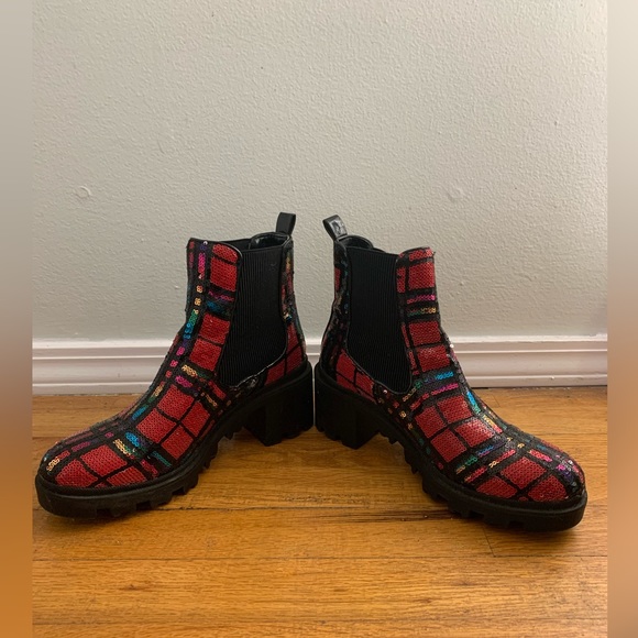 Red, plaid sequined platforms. Woman’s size 9. - Picture 4 of 5